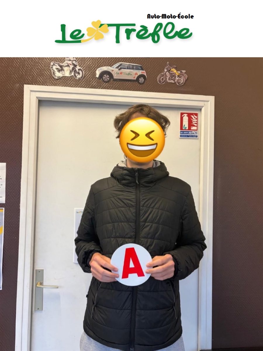 Élève de l'auto-école Le Trèfle tenant son disque A après l'obtention du permis B à Maule